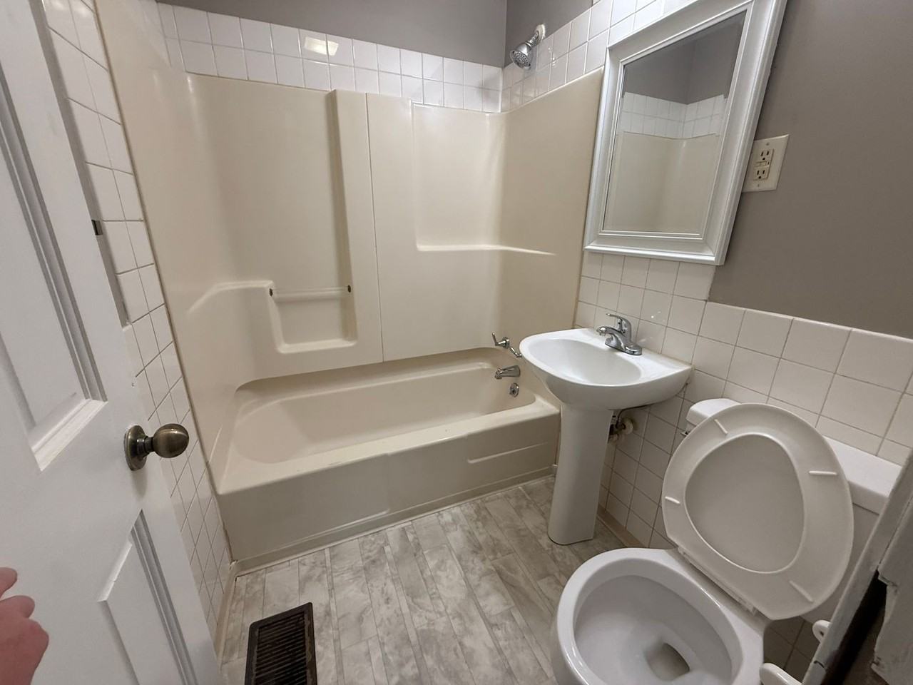 2910 S Vine St - Photo 5 of 9