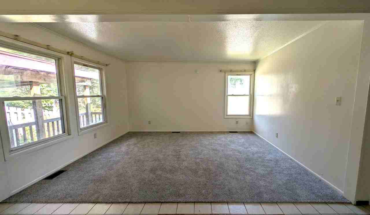 695 E Summit Ave - Photo 2 of 9