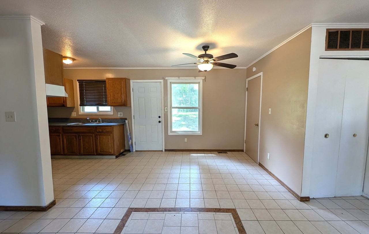 695 E Summit Ave - Photo 4 of 9