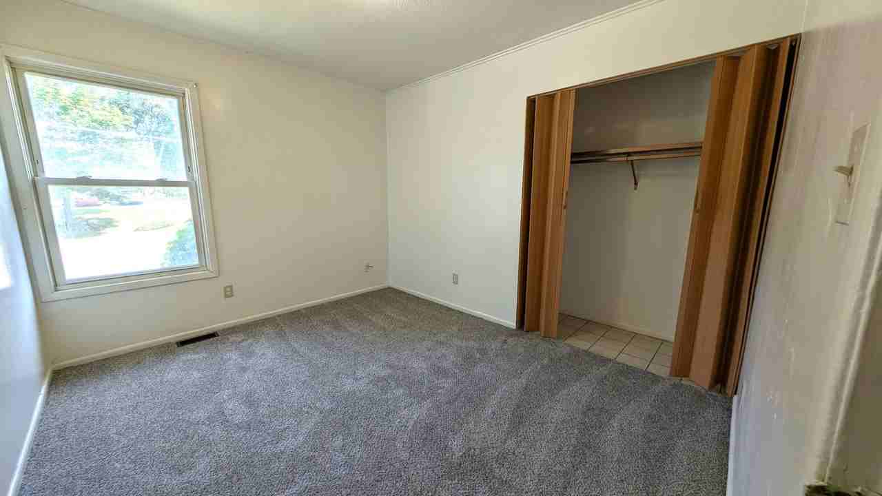 695 E Summit Ave - Photo 6 of 9