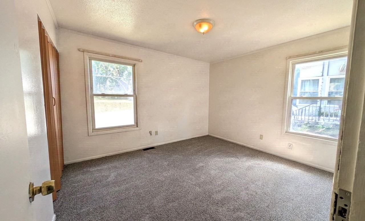 695 E Summit Ave - Photo 7 of 9