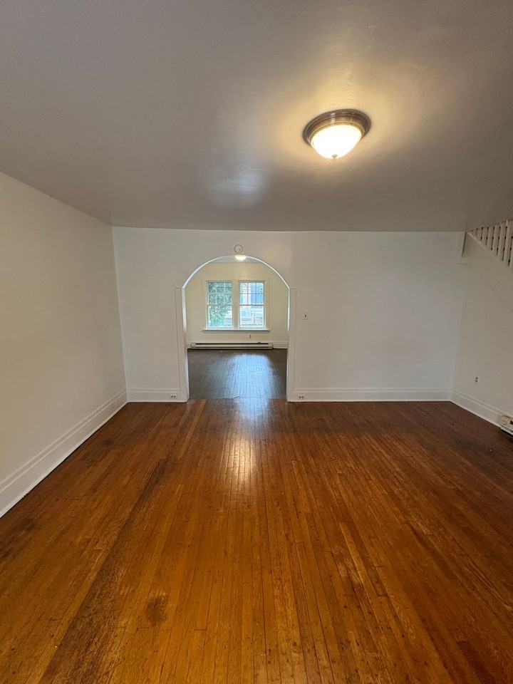 2042 Zarker St - Photo 4 of 21