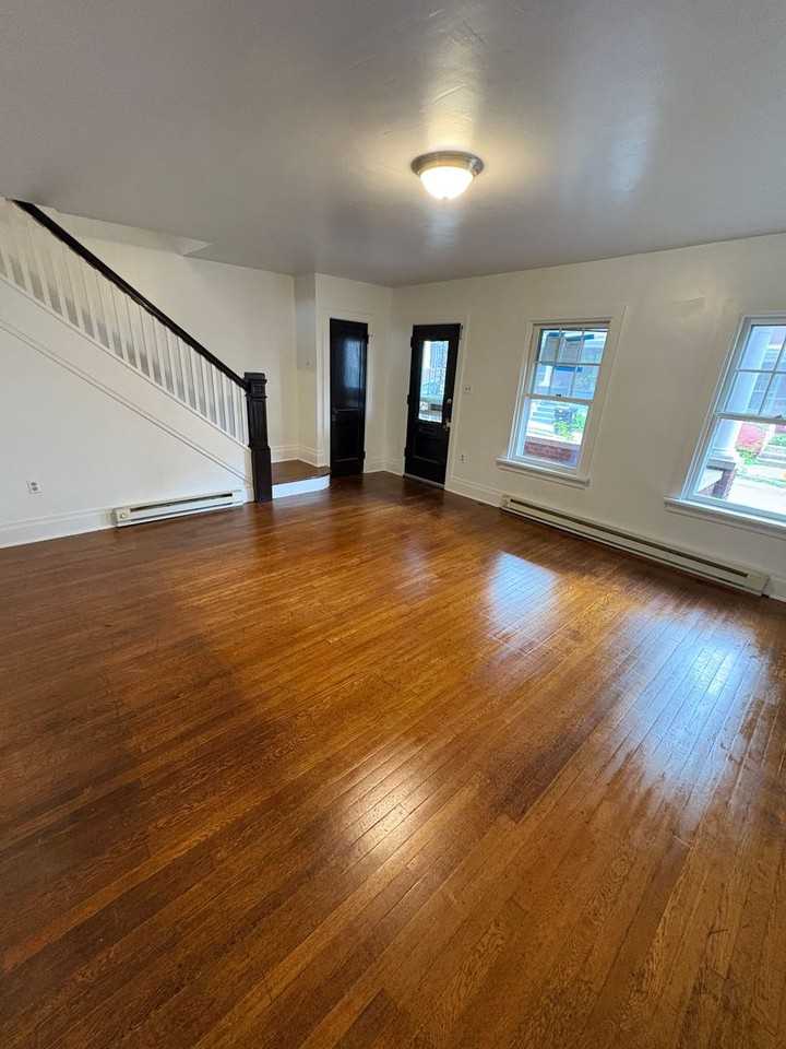 2042 Zarker St - Photo 5 of 21