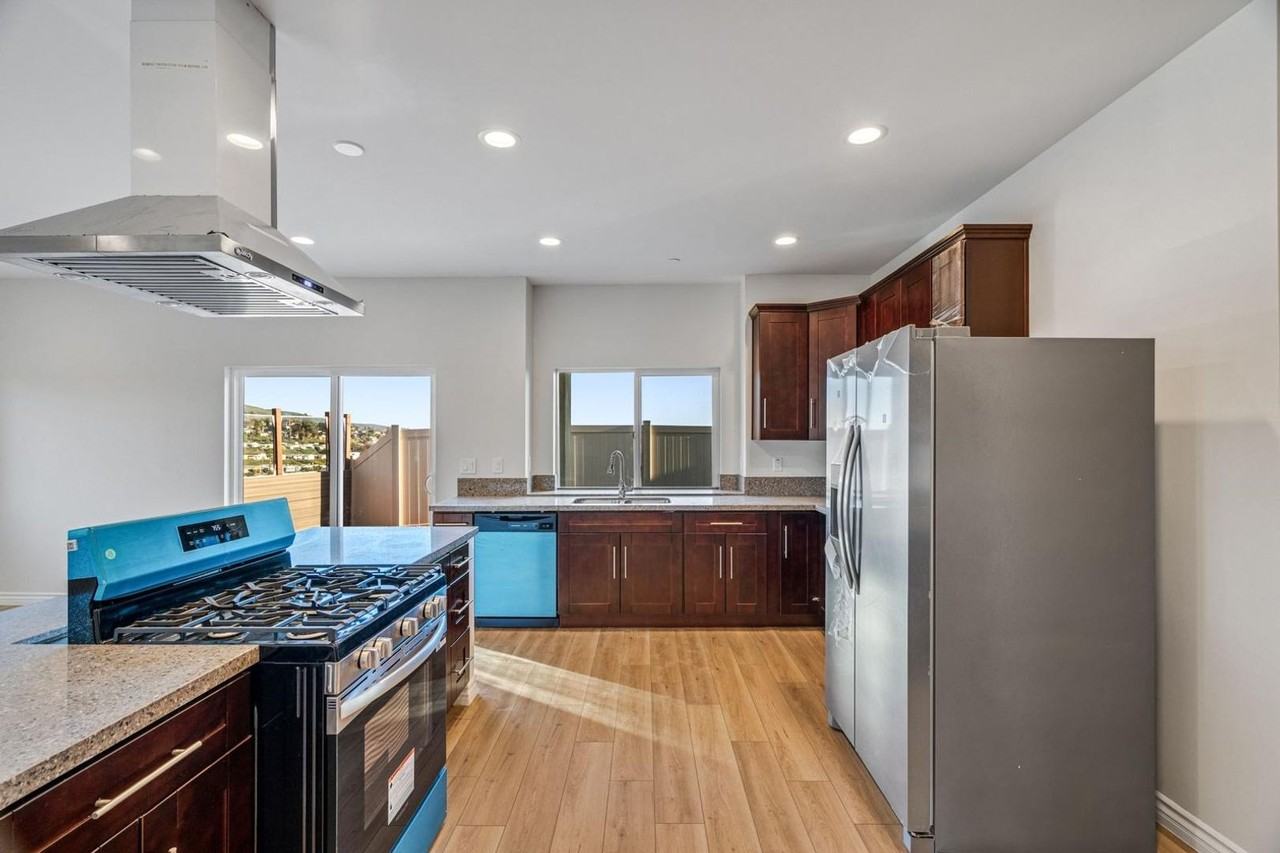 8560 Grove Hill Ct - Photo 4 of 29
