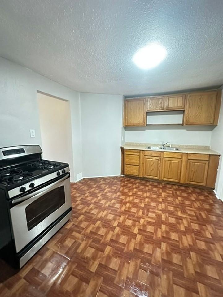 717 E 35th St - Photo 3 of 8