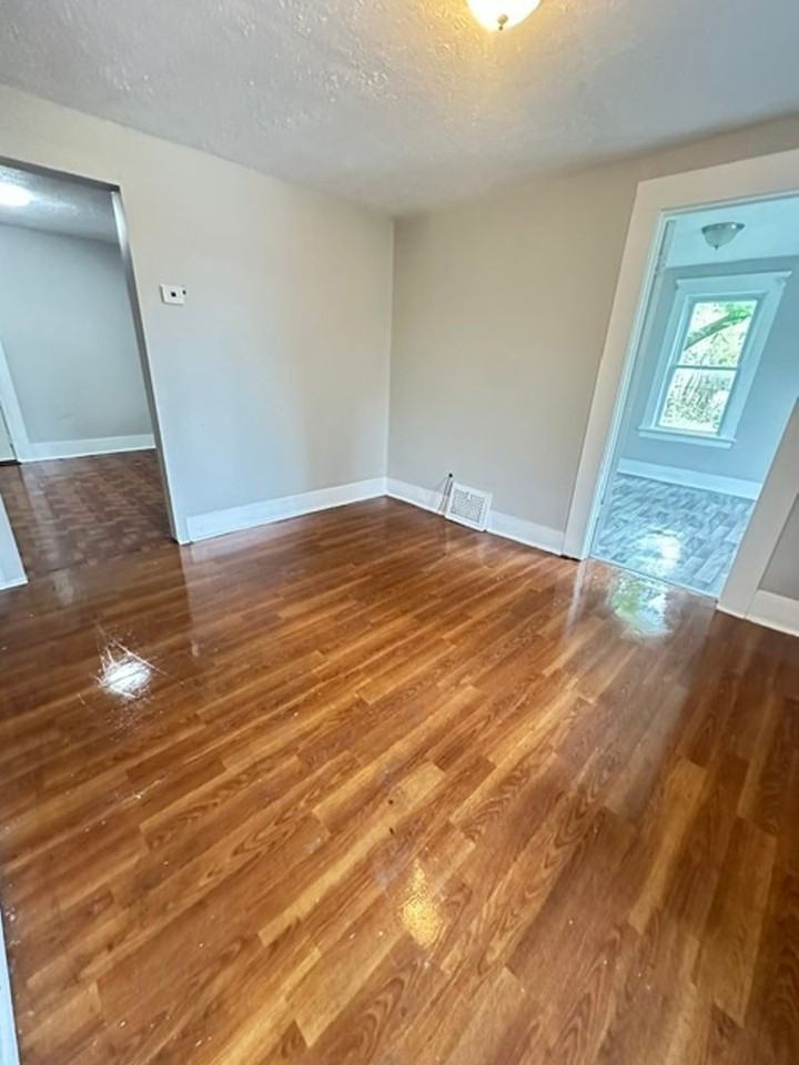 717 E 35th St - Photo 4 of 8