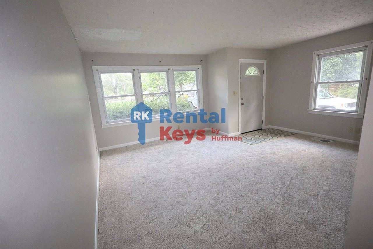 2559 Sweetser Ave - Photo 5 of 18
