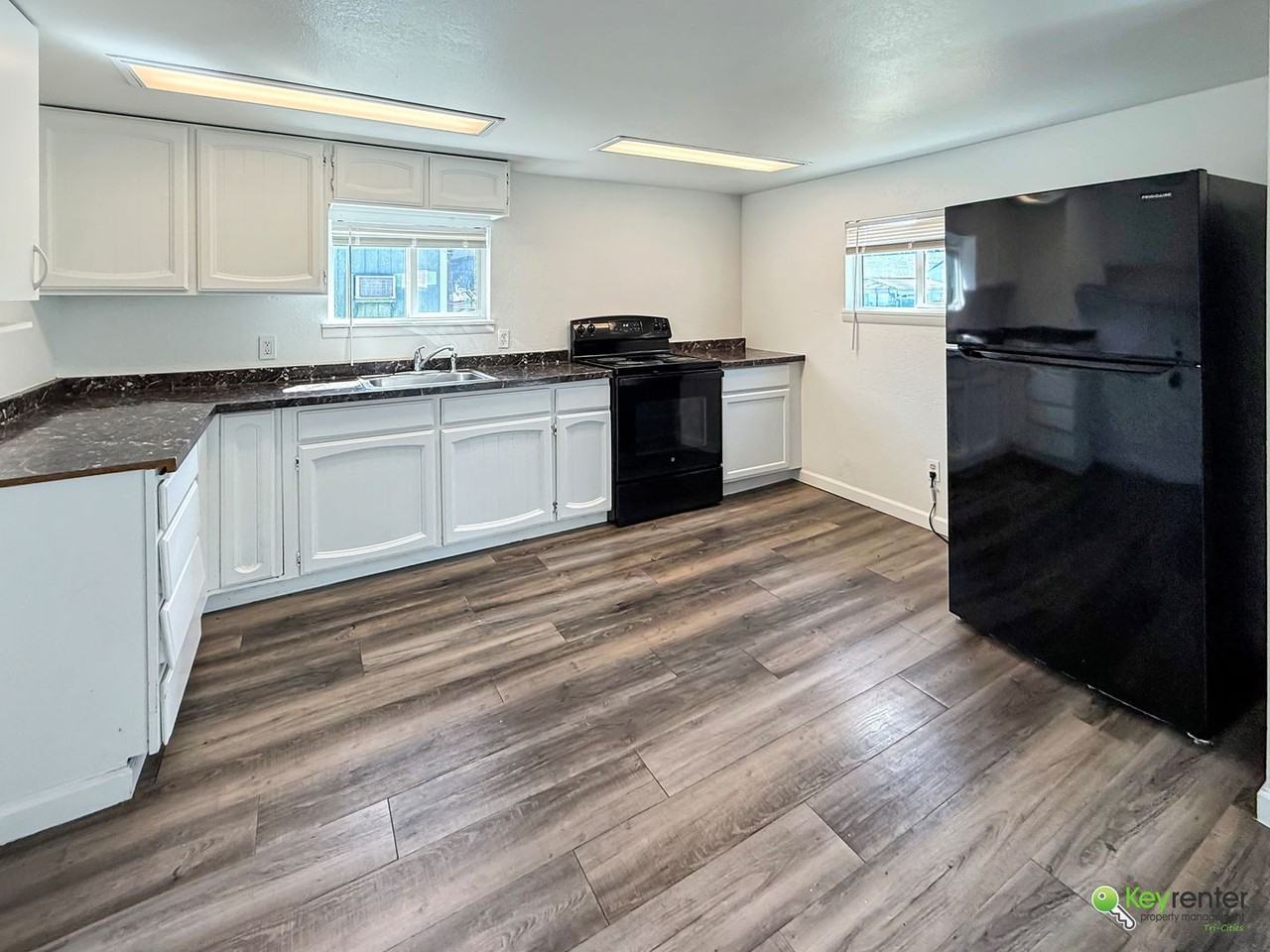 1110 Potter Ave - Photo 2 of 11