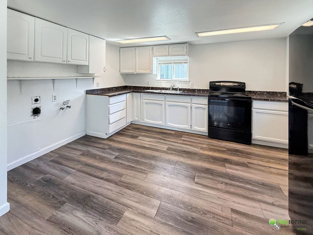 1110 Potter Ave - Photo 3 of 11