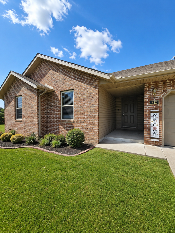 842 W Lorenza Dr - Photo 2 of 19