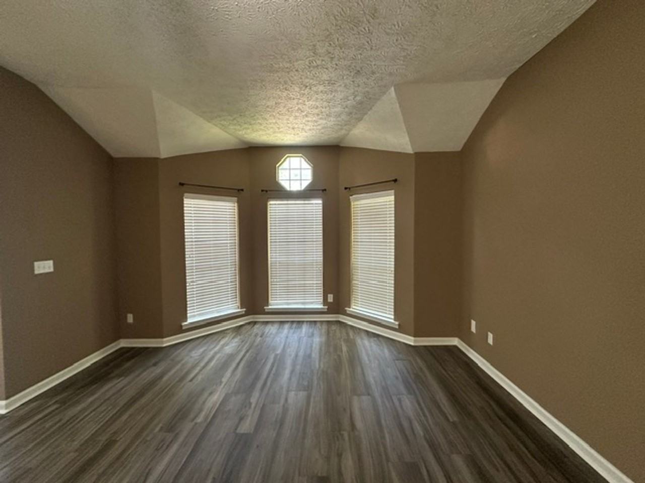 429 Oregon Ct - Photo 3 of 15