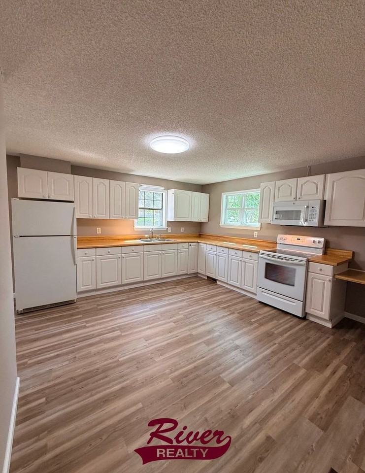 5735 Deans Bridge Rd - Photo 3 of 10