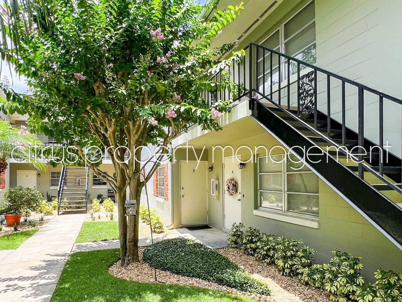 3026 Fairway Ln Apt B - Photo 3 of 24