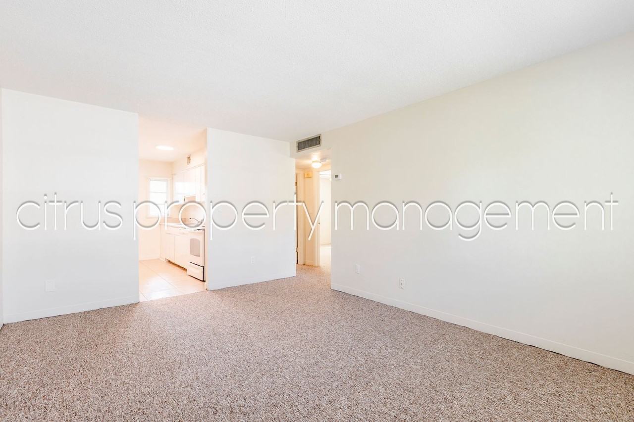 3026 Fairway Ln Apt B - Photo 4 of 24
