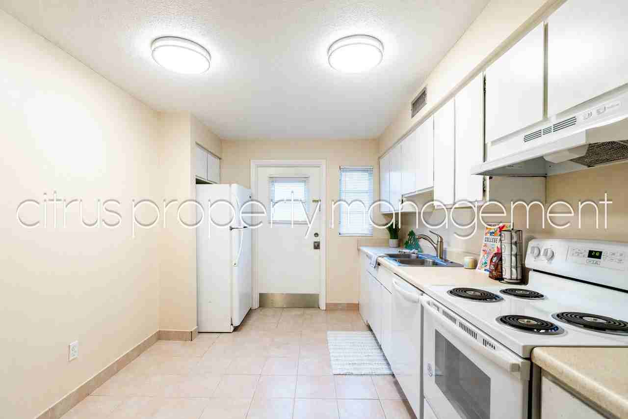 3026 Fairway Ln Apt B - Photo 5 of 24