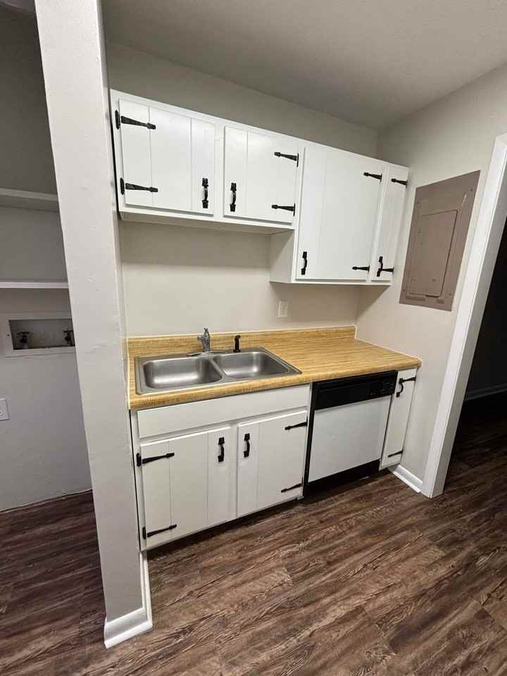 121 Locke St - Photo 2 of 16