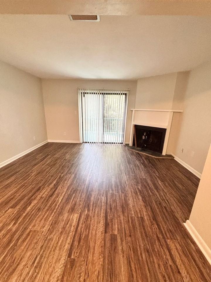 121 Locke St - Photo 4 of 16