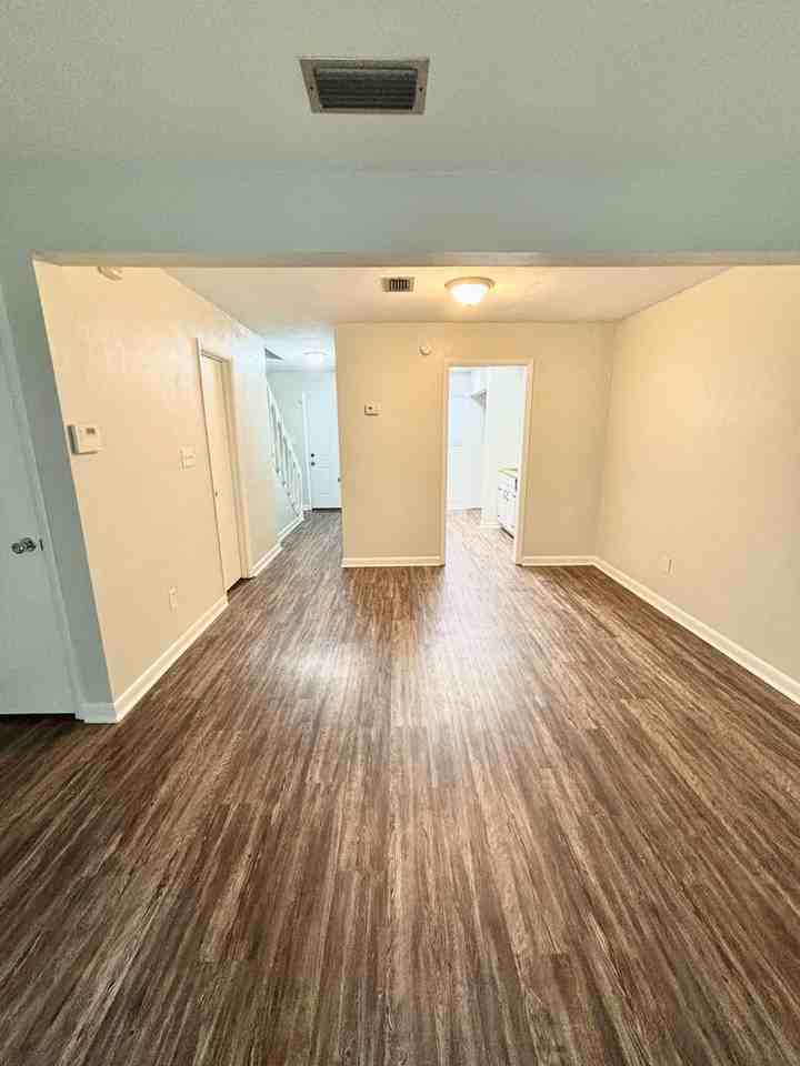 121 Locke St - Photo 5 of 16