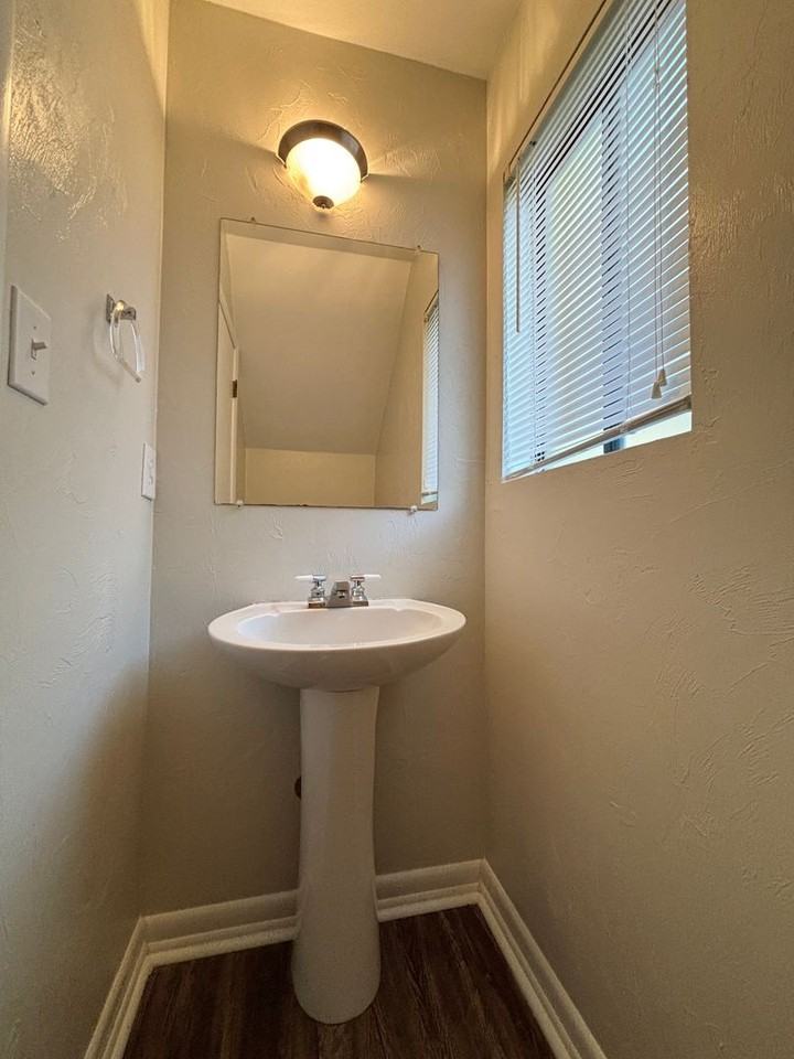 121 Locke St - Photo 7 of 16