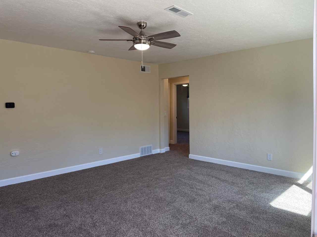 842 E 9th St - Photo 5 of 20