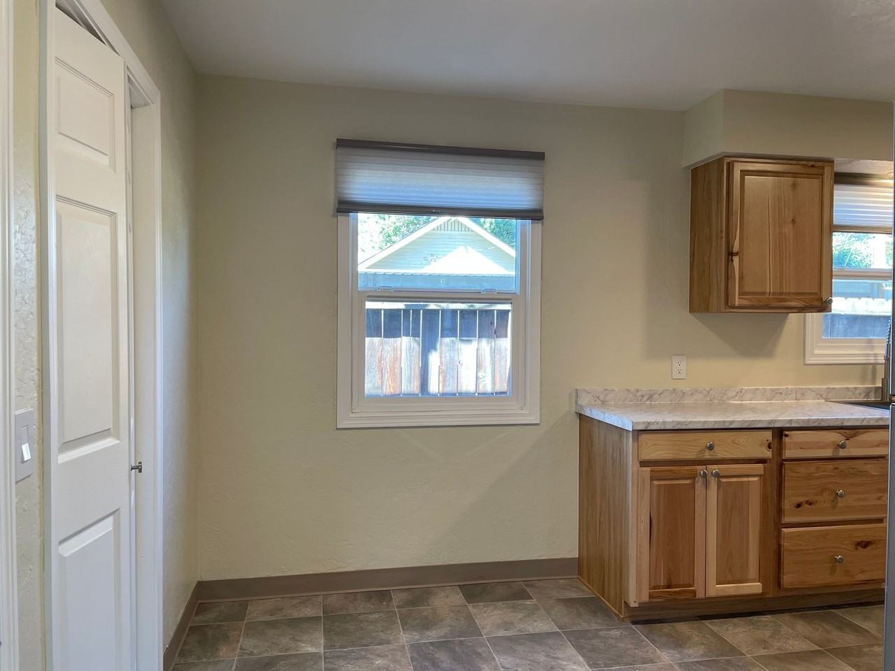 842 E 9th St - Photo 6 of 20