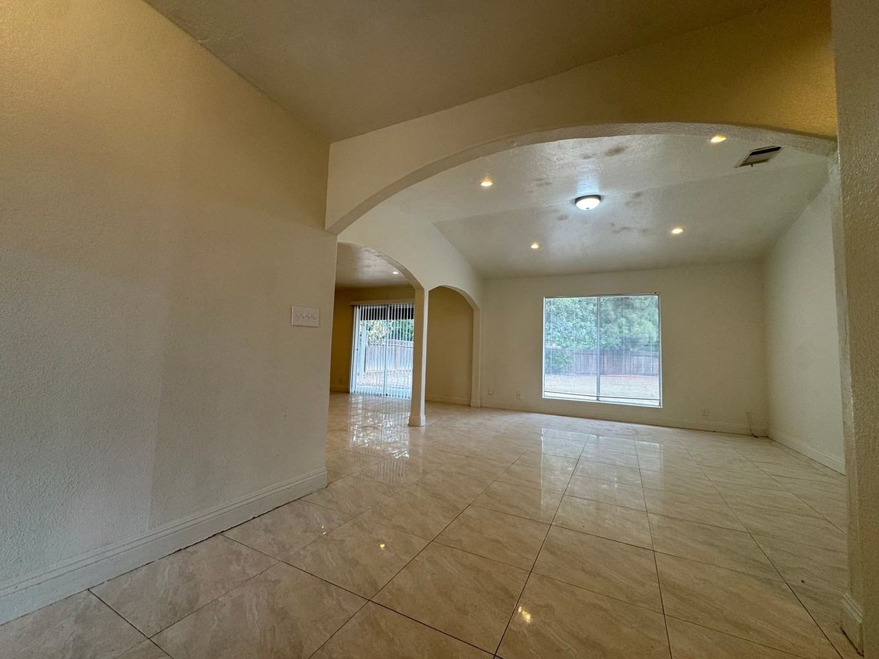 5269 E Washington Ave - Photo 3 of 26