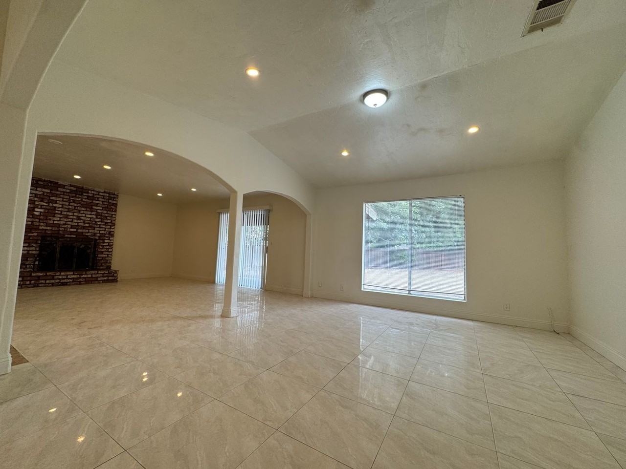 5269 E Washington Ave - Photo 4 of 26