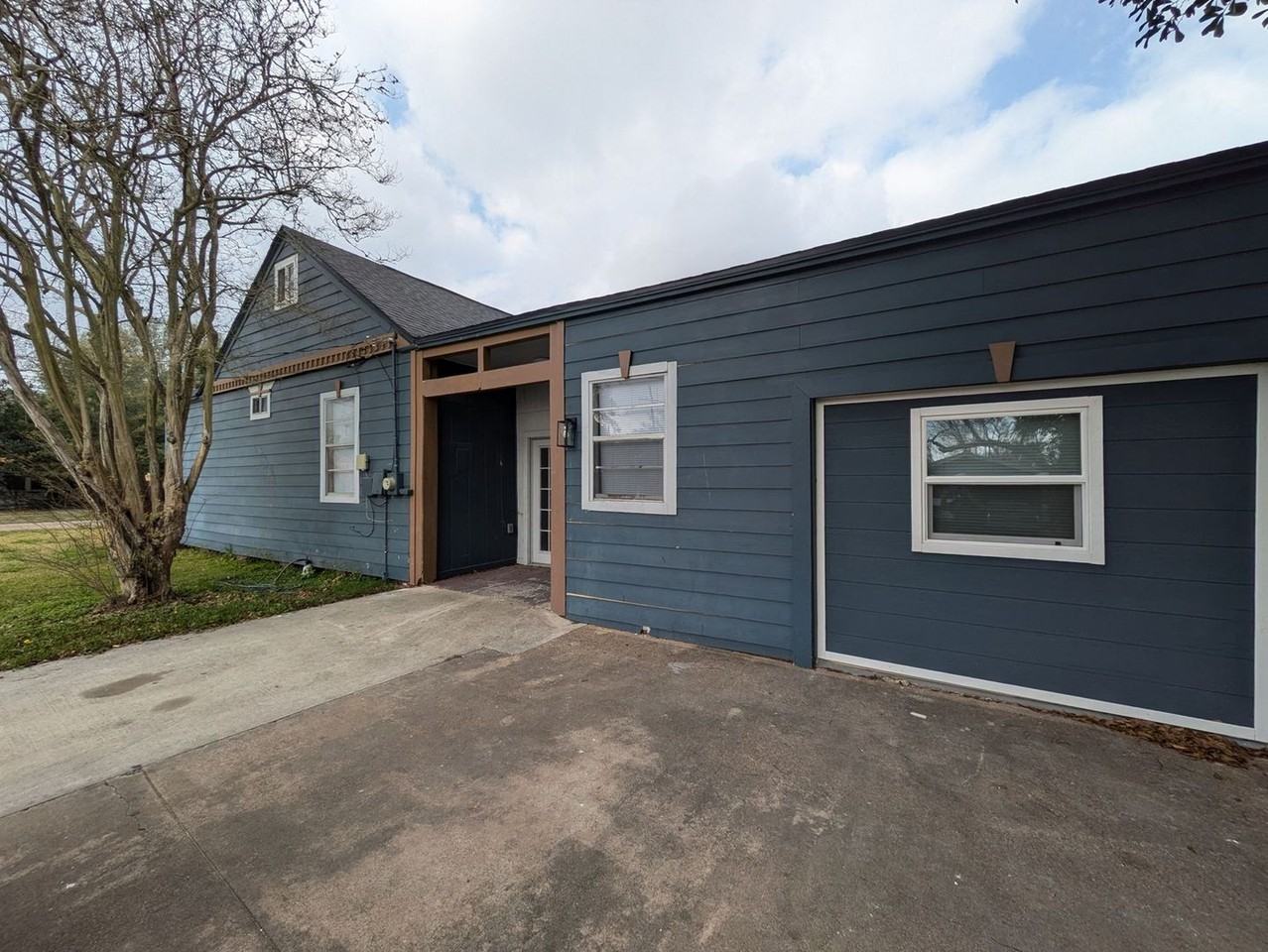 3885 Park St - Photo 2 of 25