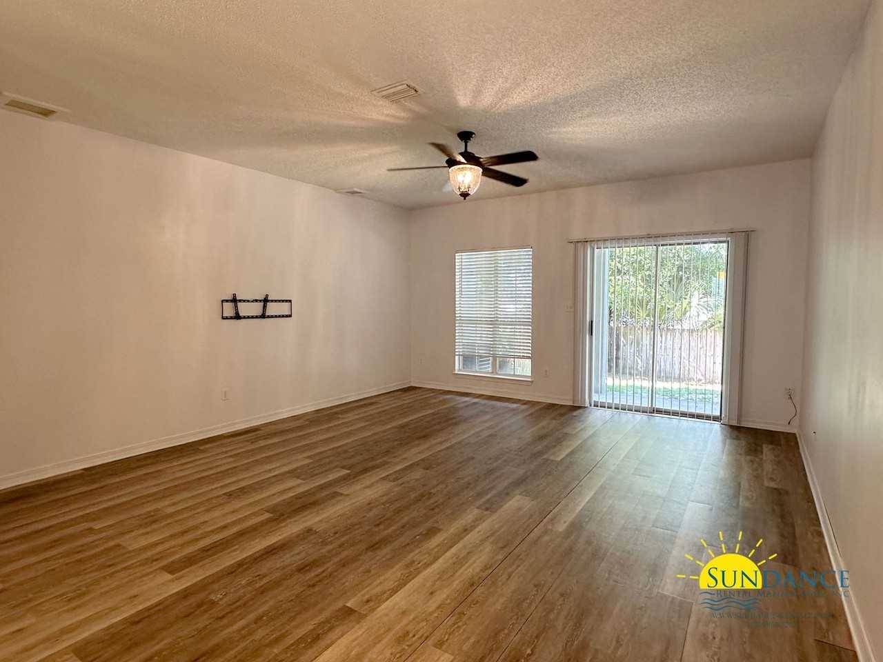 2817 Bay Club Dr - Photo 4 of 15
