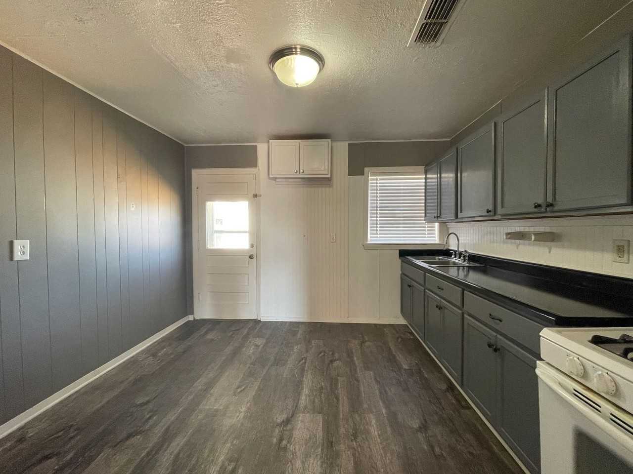 3718 Avenue V - Photo 4 of 16
