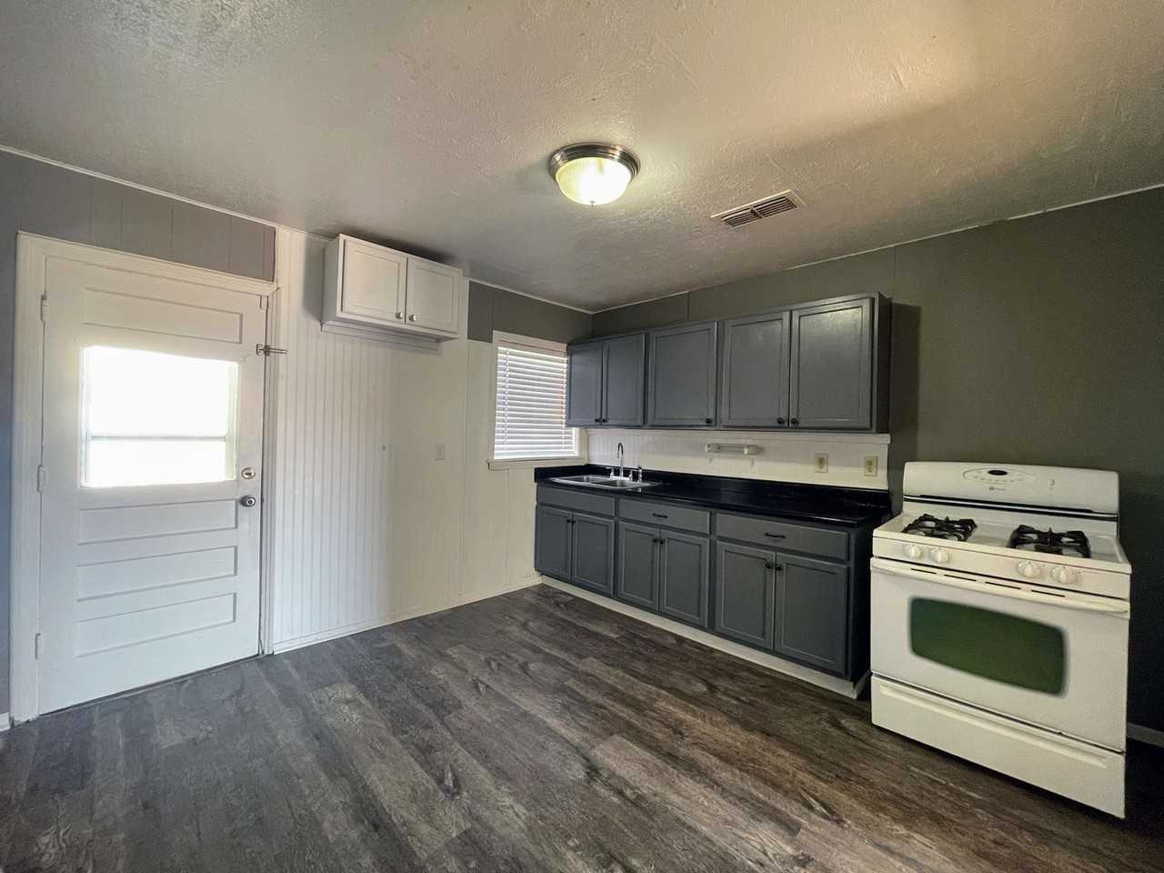 3718 Avenue V - Photo 5 of 16