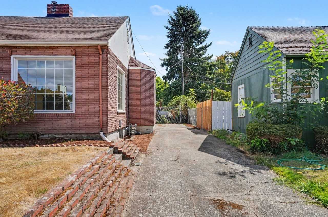 1470 Capitol St Ne - Photo 3 of 36