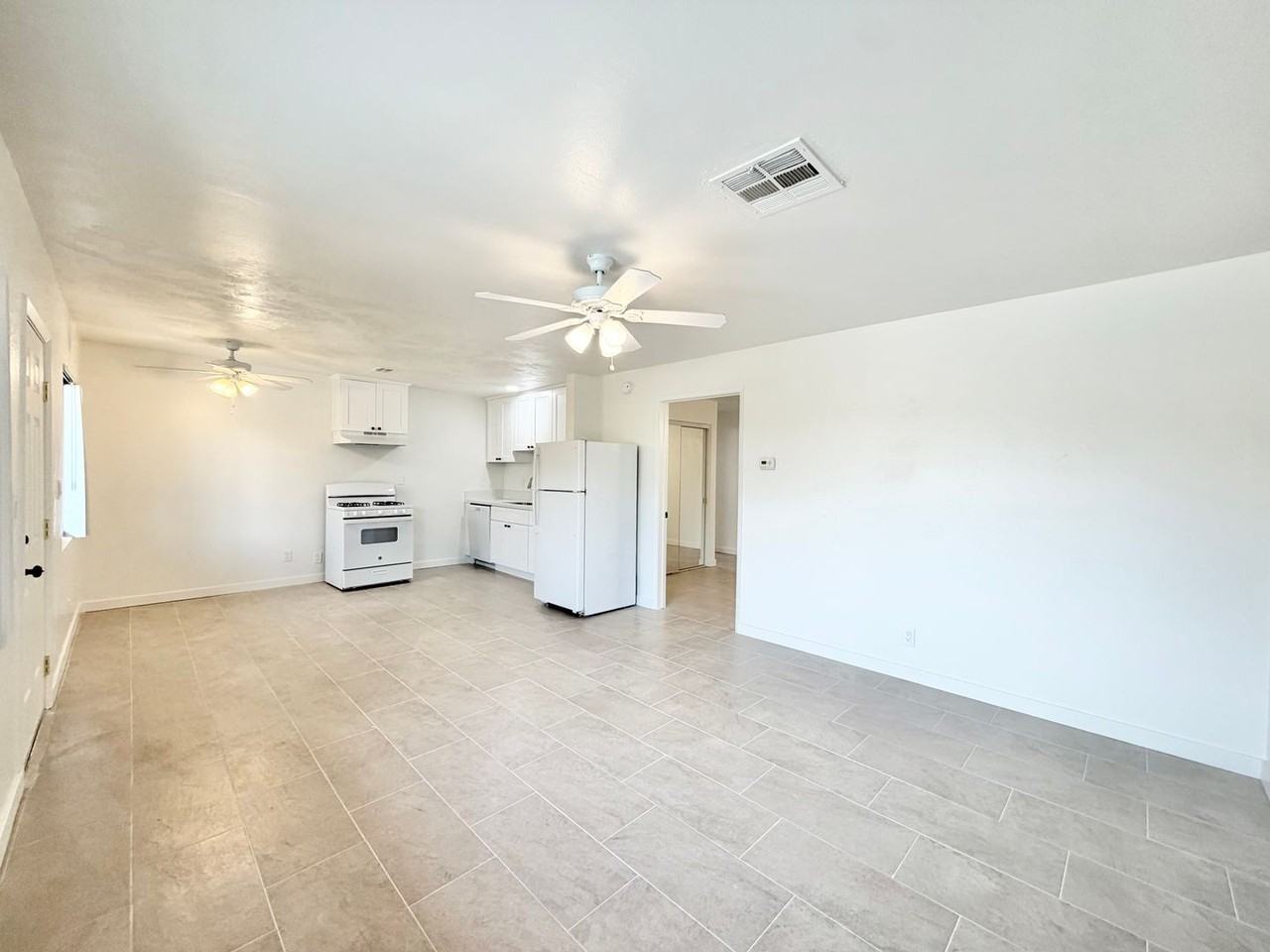 579 S Highland Dr #05 - Photo 3 of 14