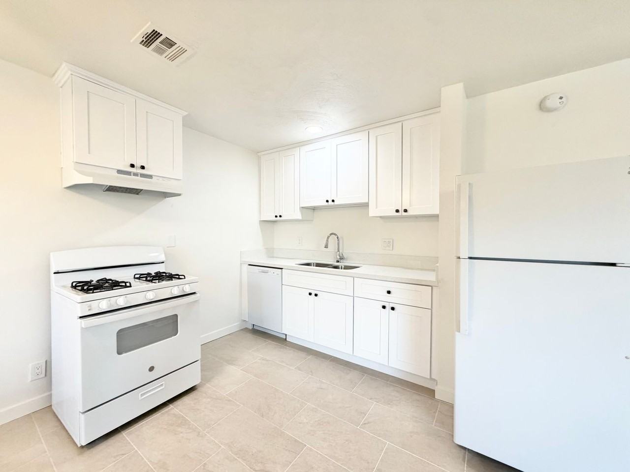 579 S Highland Dr #05 - Photo 6 of 14