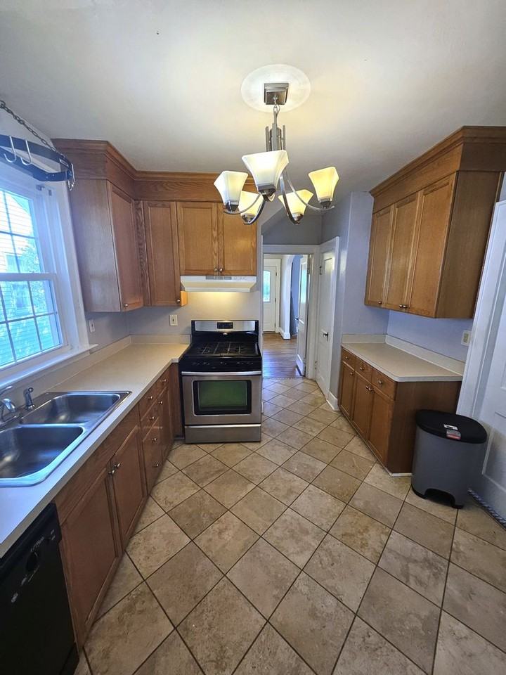 3520 Buckingham St - Photo 6 of 17