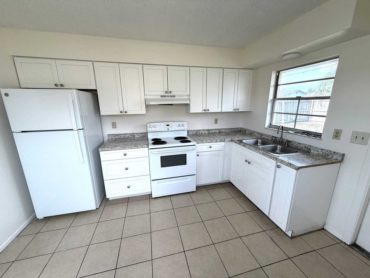 4026 61st St W - Photo 5 of 14