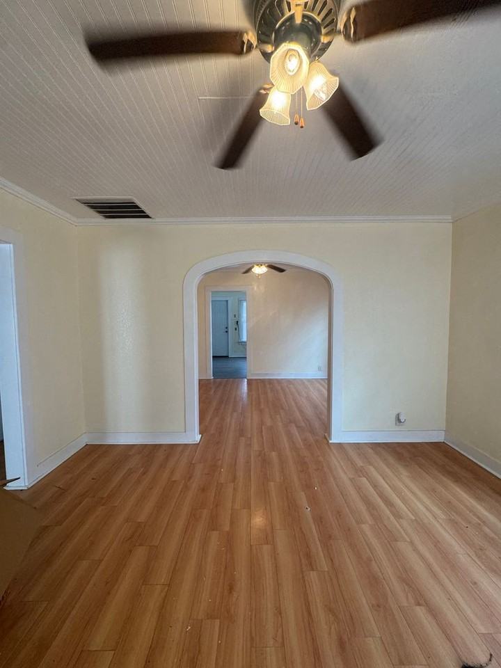 550 S Rife St - Photo 2 of 12