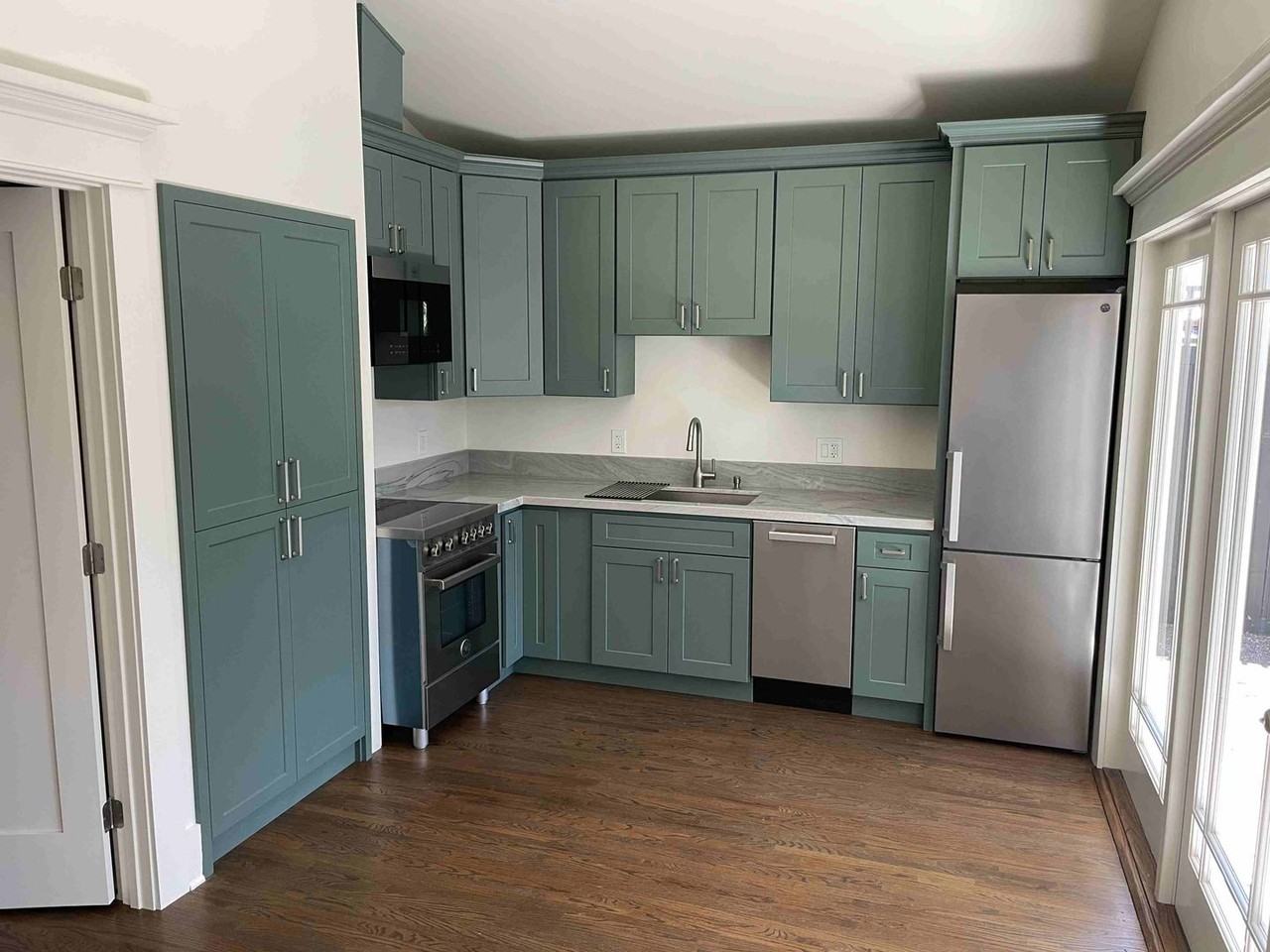 1810 Taft Ave - Photo 4 of 16