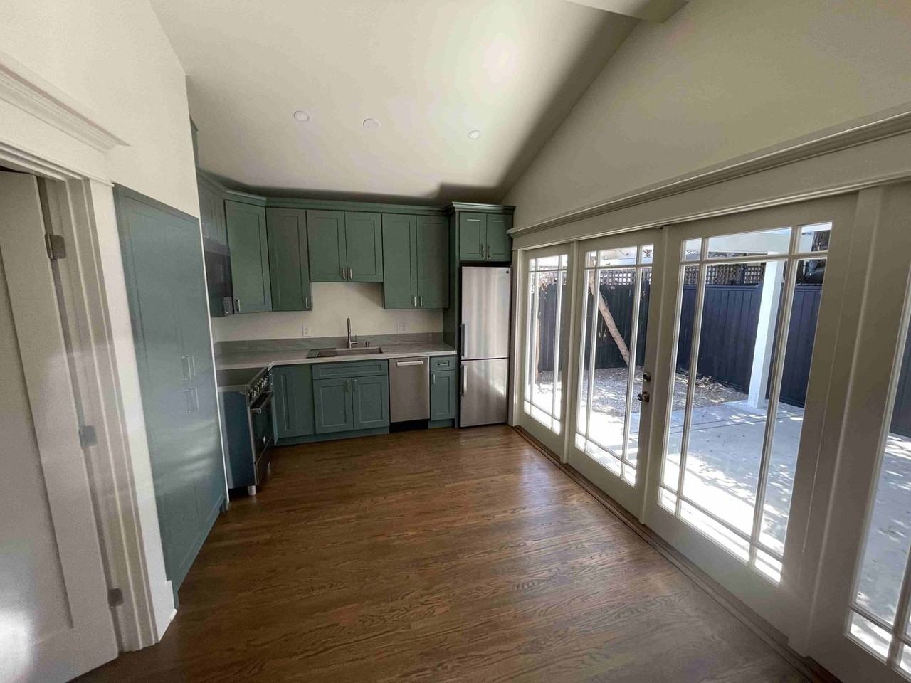 1810 Taft Ave - Photo 5 of 16