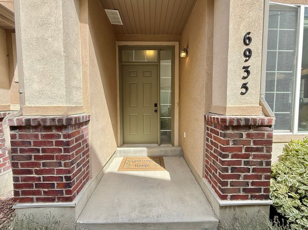 6935 S Traveler Ln - Photo 3 of 25