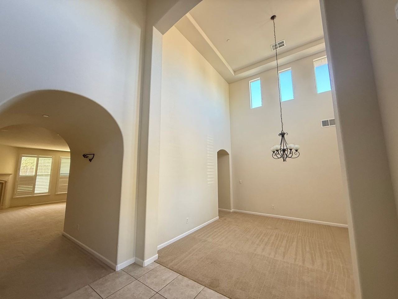 1427 Wyndham Ln - Photo 2 of 18