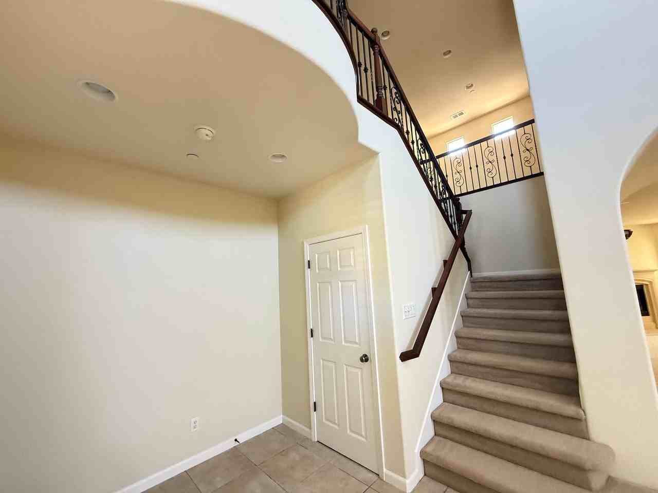 1427 Wyndham Ln - Photo 3 of 18