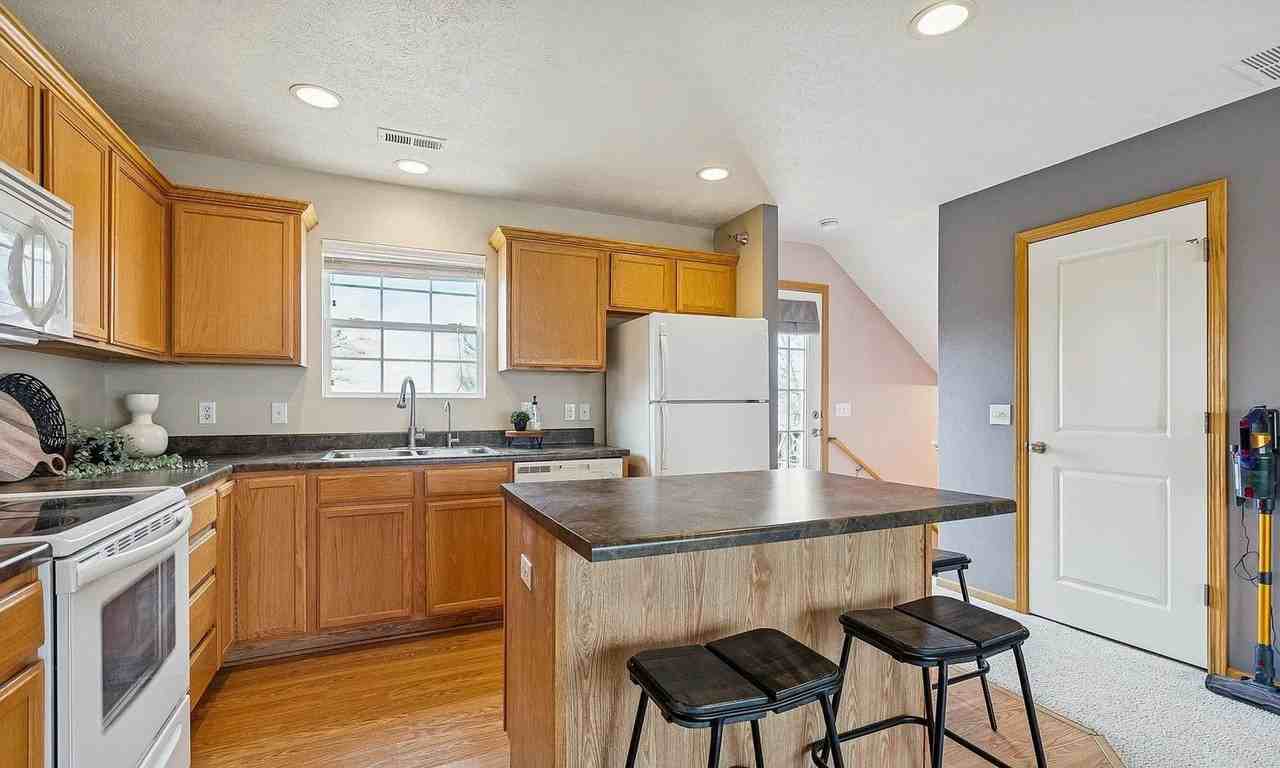 6806 S 182nd Ct - Photo 5 of 21