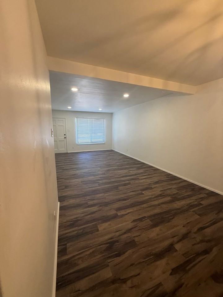 8906 Lexington Ave Ne - Photo 5 of 26