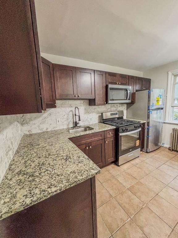 304 E Essex Ave - Photo 4 of 18