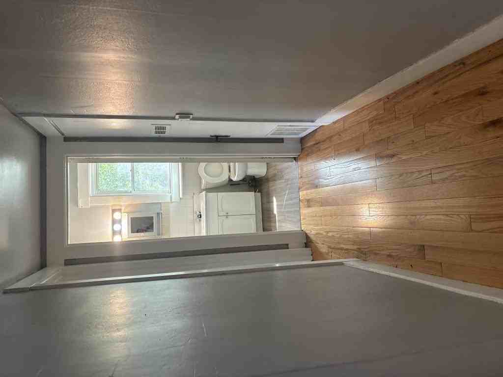 933 18th St - Photo 3 of 11