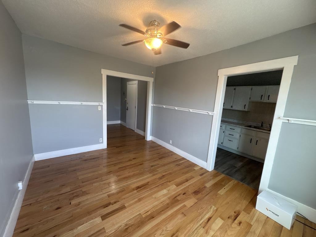933 18th St - Photo 5 of 11