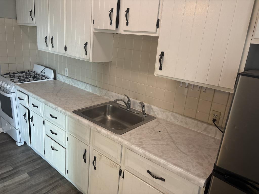 933 18th St - Photo 6 of 11
