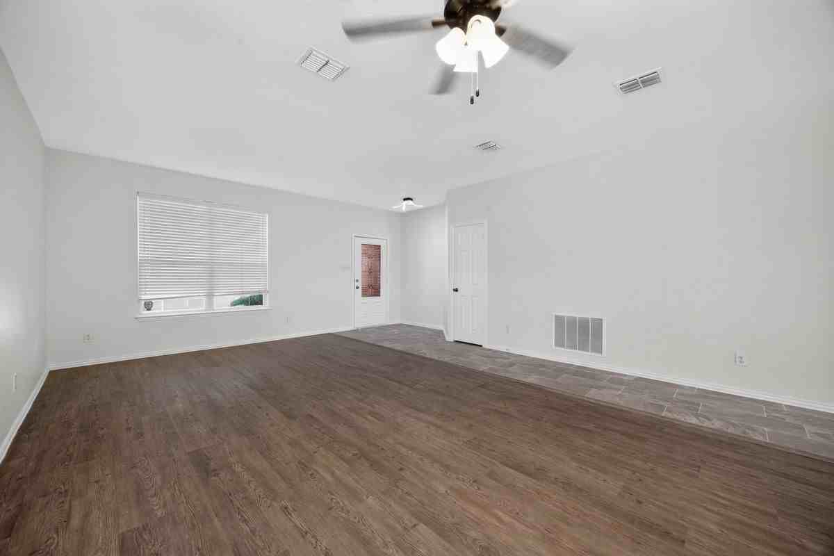 1521 Stanford Dr - Photo 4 of 27