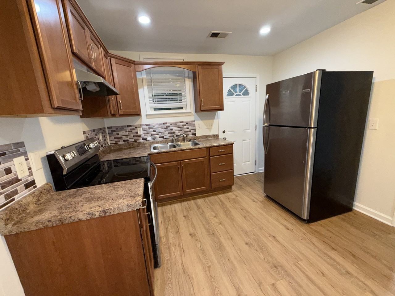 212 Romney St - Photo 4 of 46